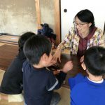 五香のにじいろで親子ヨガと語りのじかんをもちました